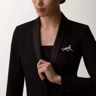 Brož Panthere De Cartier – bílé zlato, smaragdy, onyx, diamanty – Cartier