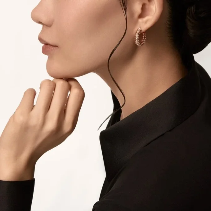 Kruhové náušnice Clash De Cartier, malý model, s pavé