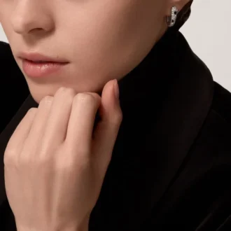 Malé kruhové náušnice Panthere Diamond, bílé zlato | Cartier Us