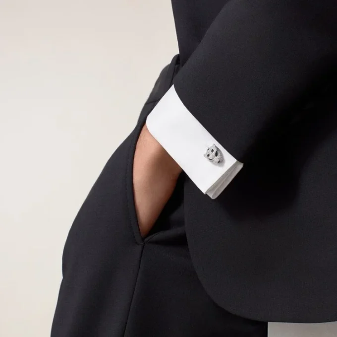 Manžetové knoflíčky Panthere De Cartier – rhodiované bílé zlato, diamanty, smaragdy, onyx – Cartier