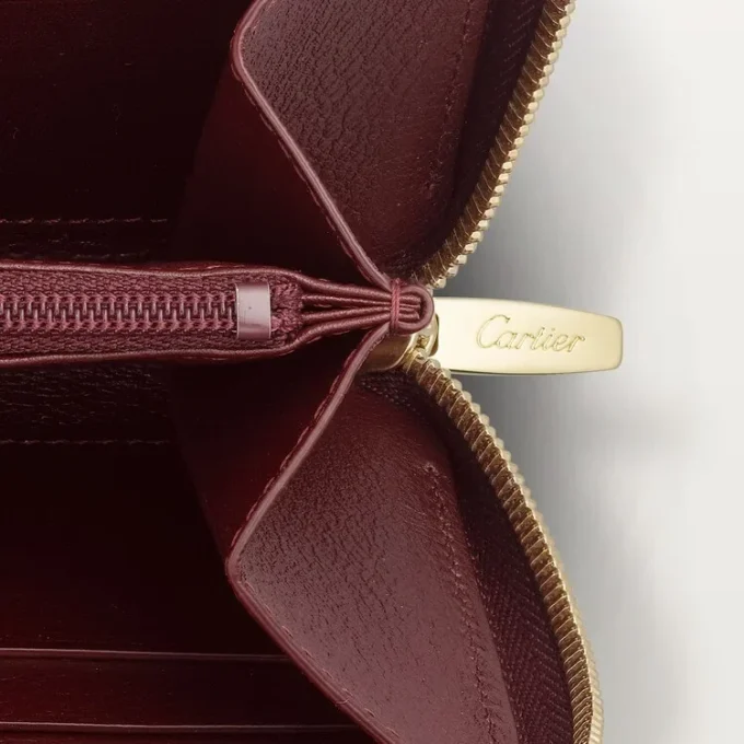 Mezinárodní peněženka na zip, Must De Cartier – vínová telecí kůže, zlaté provedení – Cartier