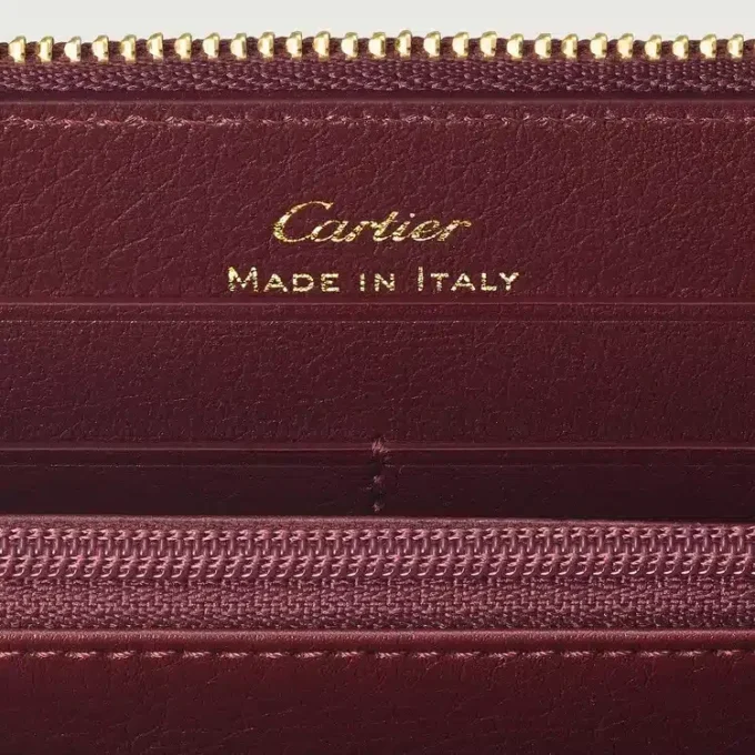 Mezinárodní peněženka na zip, Must De Cartier – vínová telecí kůže, zlaté provedení – Cartier