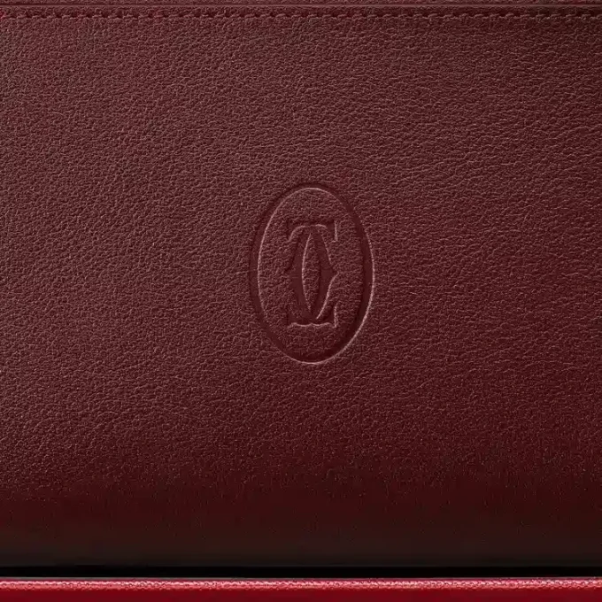 Mezinárodní peněženka na zip, Must De Cartier – vínová telecí kůže, zlaté provedení – Cartier