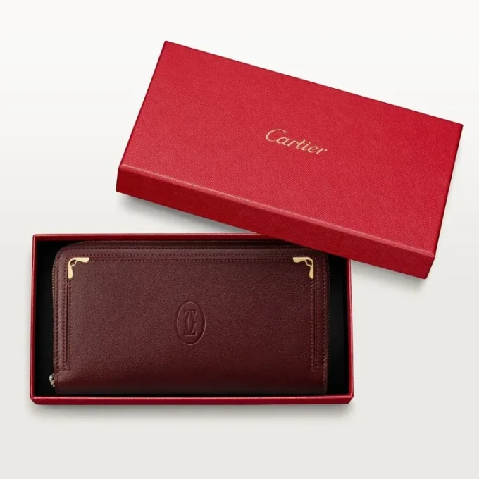 Mezinárodní peněženka na zip, Must De Cartier – vínová telecí kůže, zlaté provedení – Cartier