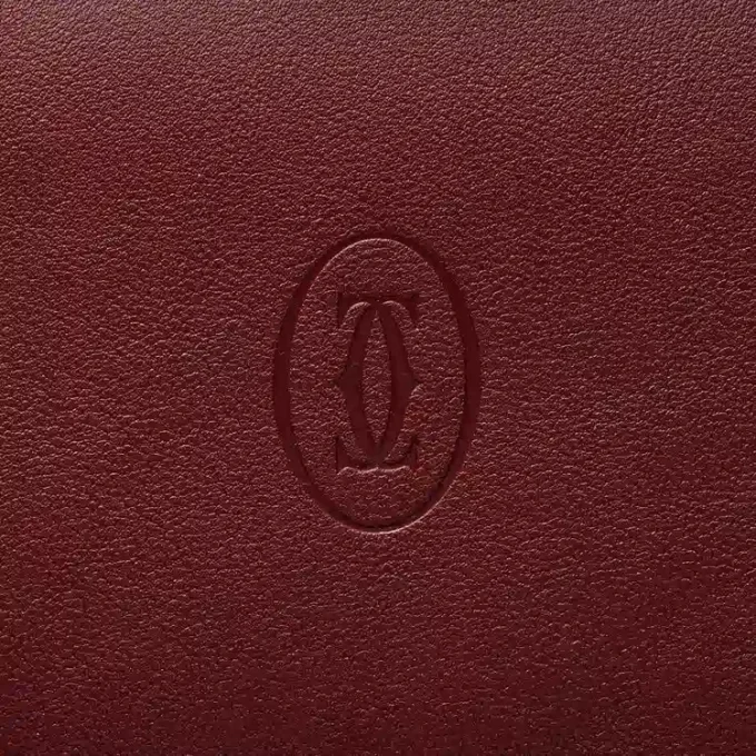 Mezinárodní peněženka s bočními kapsami, Must De Cartier – vínová telecí kůže, zlaté provedení – Cartier