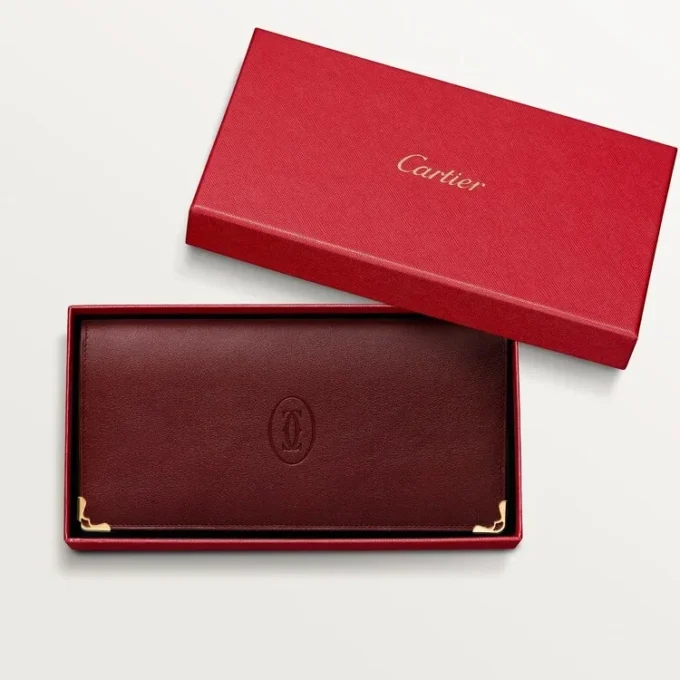 Mezinárodní peněženka s bočními kapsami, Must De Cartier – vínová telecí kůže, zlaté provedení – Cartier