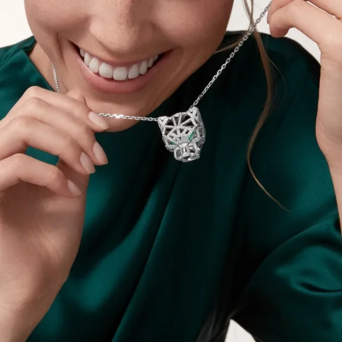 Náhrdelník Panthere De Cartier – bílé zlato, smaragdy, diamanty, onyx – Cartier