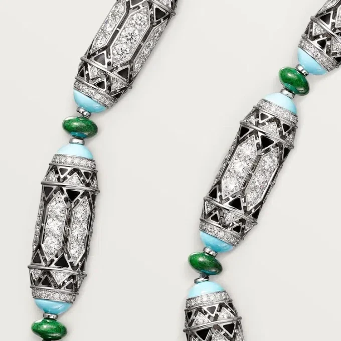 Šperkový náhrdelník – bílé zlato, chalcedon, skarn, tyrkys, černý lak, diamanty – Cartier