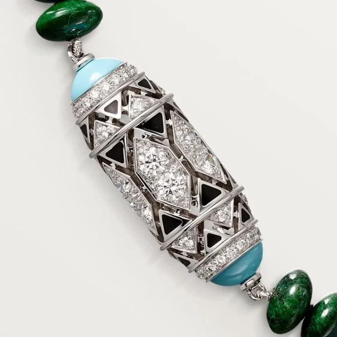 Šperkový náhrdelník – bílé zlato, chalcedon, skarn, tyrkys, černý lak, diamanty – Cartier
