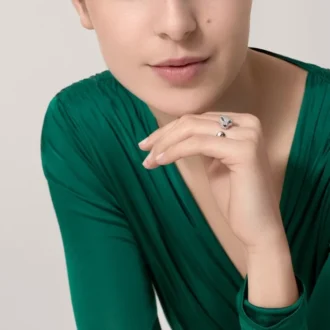 Prsten Panthere De Cartier – bílé zlato, diamanty, smaragdy, onyx – Cartier
