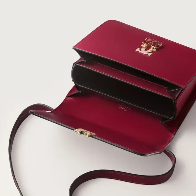 Taška přes rameno, mini, Double C De Cartier – třešňově červená telecí kůže, zlatá a třešňově červená smaltovaná povrchová úprava – Cartier