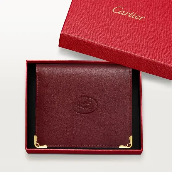 Vícepolohová peněženka, Must De Cartier – vínová telecí kůže, zlaté provedení – Cartier